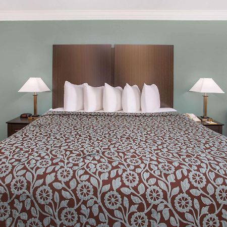Days Inn By Wyndham Crowley Dış mekan fotoğraf