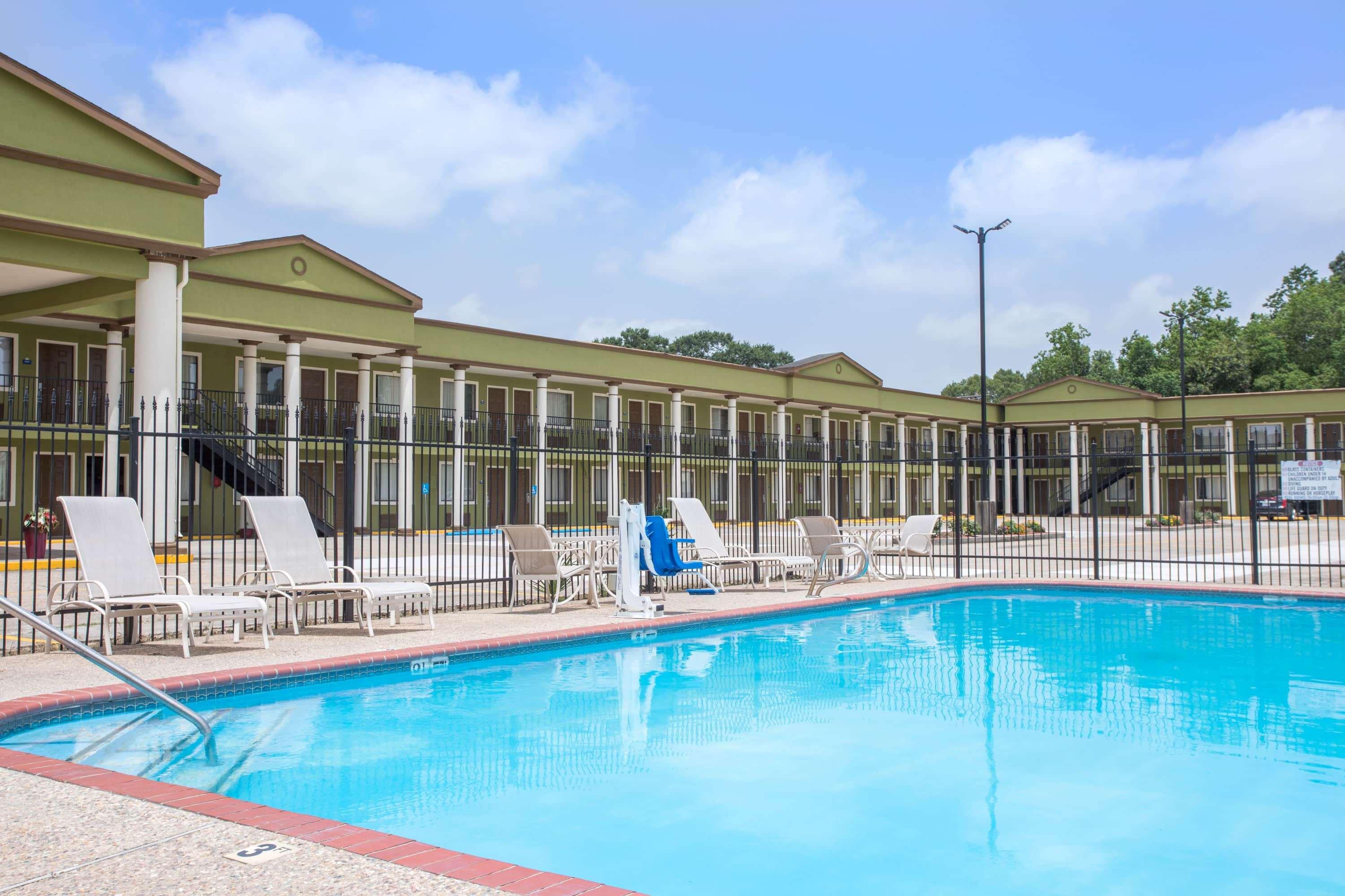 Days Inn By Wyndham Crowley Dış mekan fotoğraf